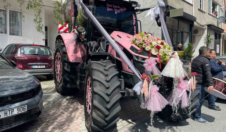 Sivas’tan İstanbul’a getirdiği pembe traktörle gelin almaya gitti