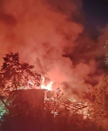 Sultanbeyli’de korkutan gecekondu yangını
