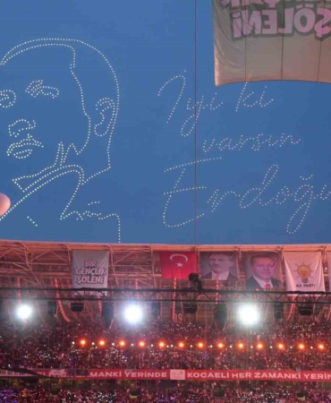 Kocaeli semalarında dronlarla "AK Parti" ve "Cumhurbaşkanı Erdoğan" koreografisi
