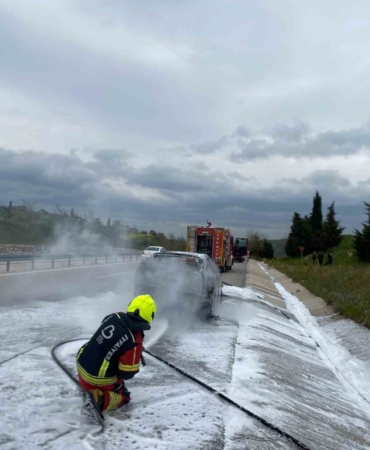 Yanan araca itfaiye müdahale etti