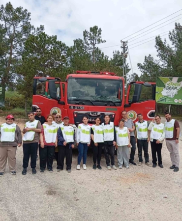 Bilecik’te gençler ormanda çöp toplayarak doğaya nefes oldu