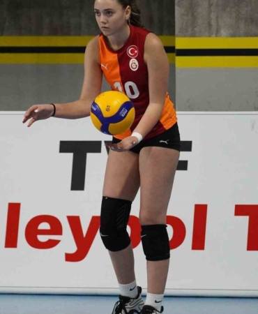 Ayvalıklı genç voleybolcu Minel Yalçın milli takım kampına davet edildi