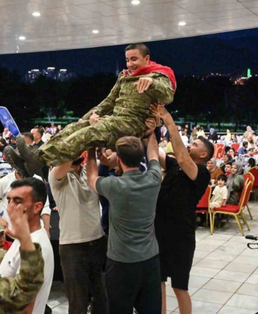 Bursa’da en özel askerlere renkli kına eğlencesi