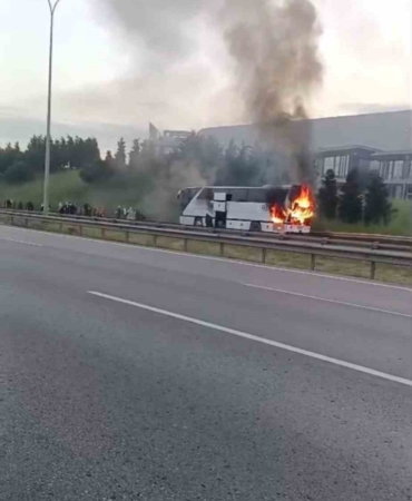 TEM’de yolcu otobüsü alev alev yandı