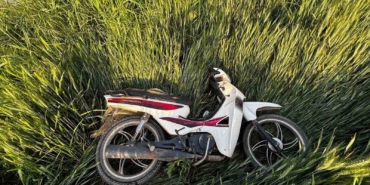 Direksiyon hakimiyetini kaybeden motosiklet sürücüsü tarlaya uçtu: 2 yaralı