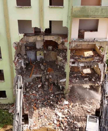 Büyükçekmece’de güvenli kent hedefiyle 40 bağımsız bölümden oluşan 3 riskli yapı yıkıldı