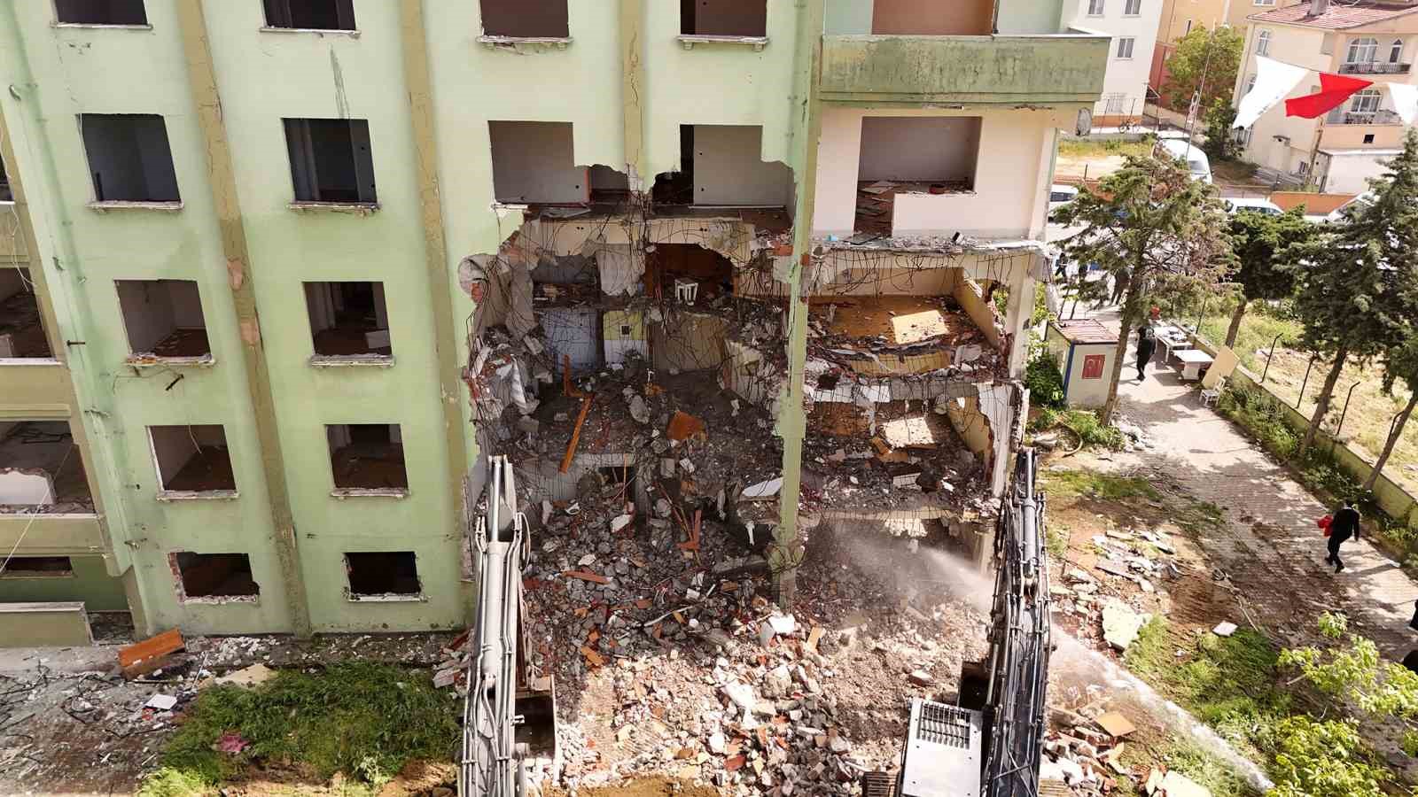 Büyükçekmece’de güvenli kent hedefiyle 40 bağımsız bölümden oluşan 3 riskli yapı yıkıldı