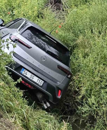 Su kanalına devrilen otomobildeki 2 kişi yaralandı