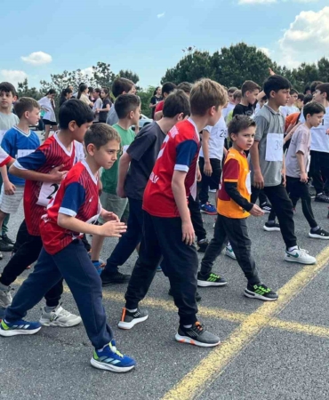 Ümraniye’de genç sporcular kros parkurunda yarıştı