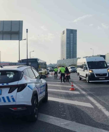 Emniyet şeridini yol gibi kullandılar, cezadan kaçamadılar