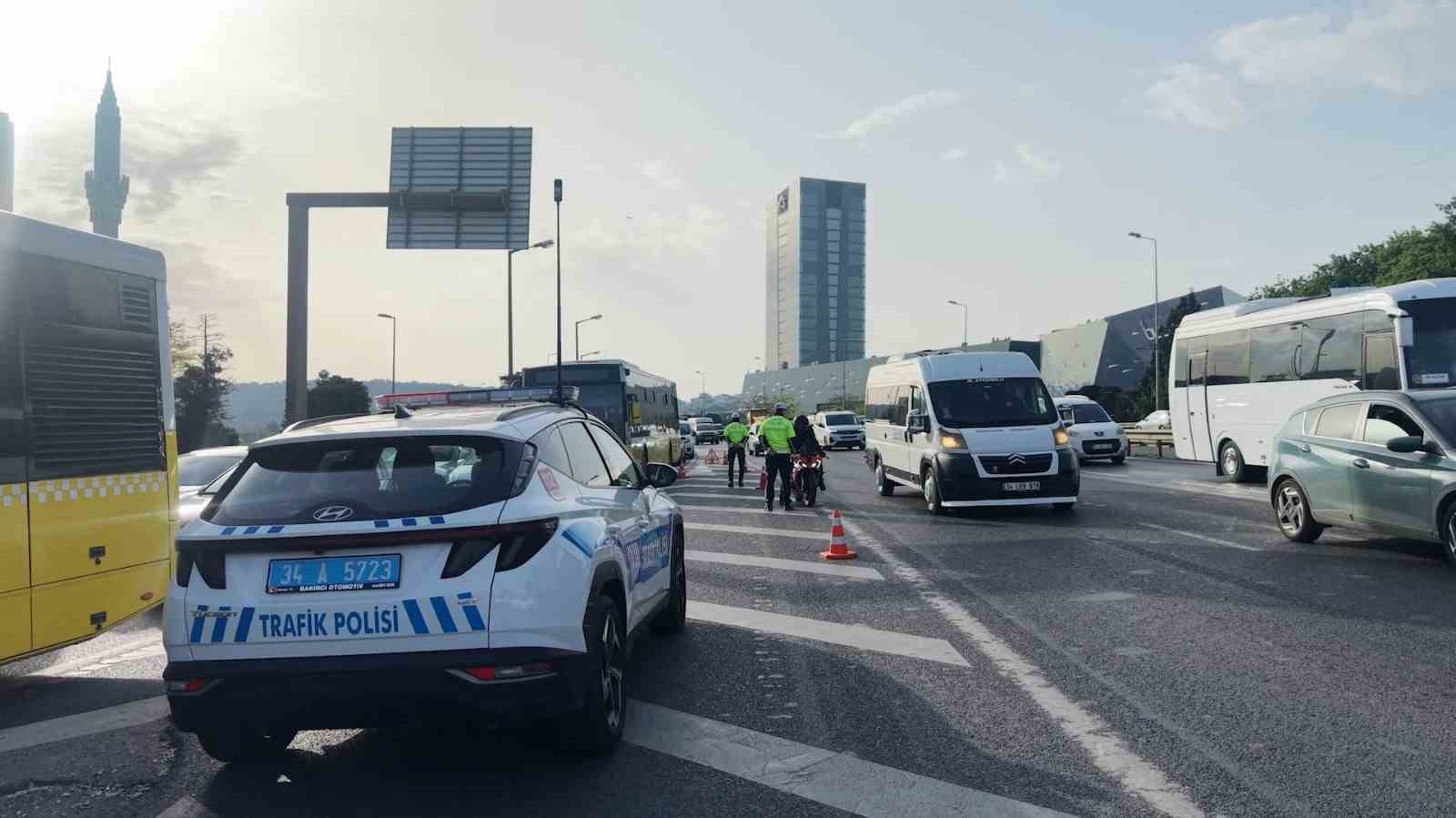 Emniyet şeridini yol gibi kullandılar, cezadan kaçamadılar