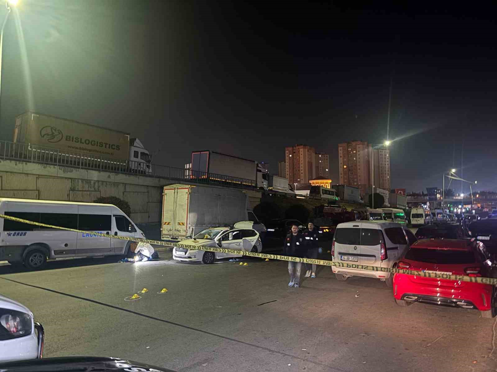 Küçükçekmece’de bir otomobil dur ihtarına uymadı: 1 polis yaralandı