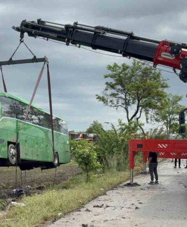 Çanakkale’de devrilen tur otobüsü kaldırıldı