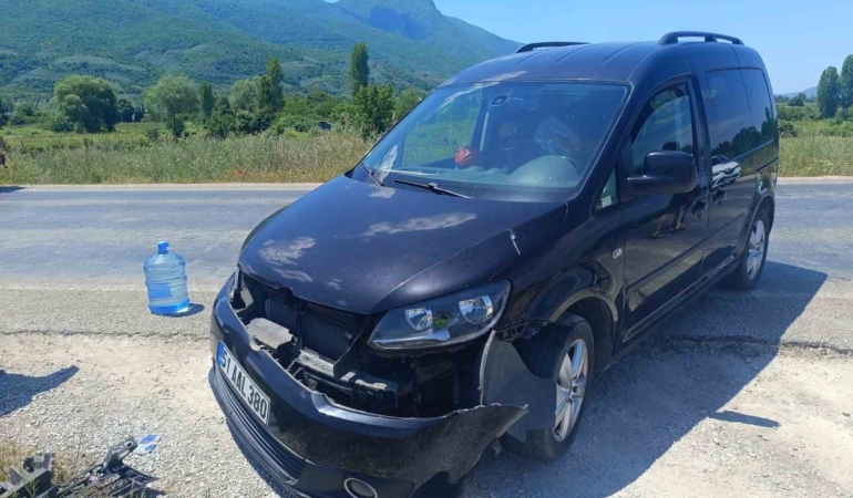 Motosiklet otomobille çarpıştı : Sürücü ağır yaralı