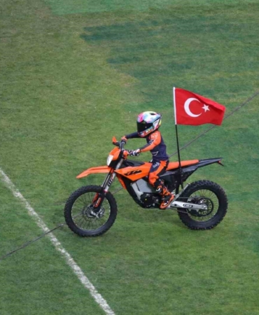 Kocaeli Stadyumu’nda Zayn Sofuoğlu’ndan motosiklet şovu