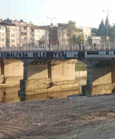 Köprüdeki dökülmüş yazı Mustafakemalpaşa’da bakımsızlığın sembolü oldu