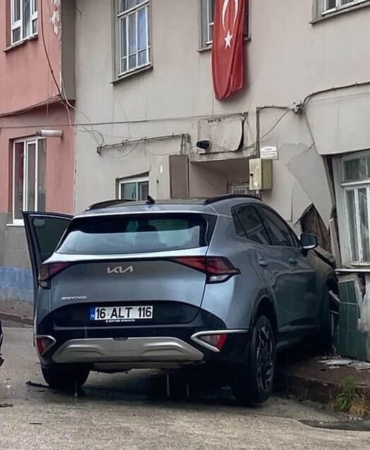 Otomobil ile çarpışan cip eve girdi