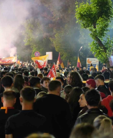 Edirne’de Galatasaraylı taraftarlardan meşaleli şampiyonluk kutlaması