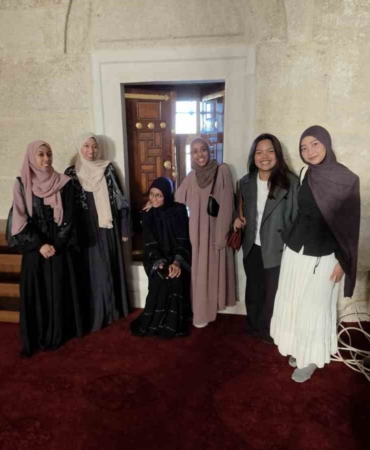 Memleketlerinden kilometrelerce uzakta Selimiye Camii’nde bayramlaşma coşkusu