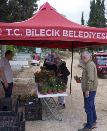 Kurban Bayramı’nın birinci gününde mezarlıklarda çiçek dağıtıldı