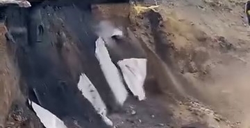 Beylikdüzü’nde bina inşaatının yapıldığı yolda göçme