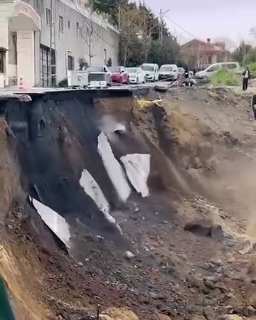 Beylikdüzü’nde bina inşaatının yapıldığı yolda göçme