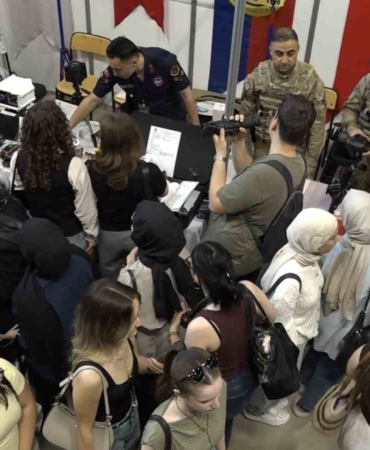 Uludağ Kariyer Fuarı’nda jandarma rüzgarı….Öğrenciler standın önünden ayrılmadı