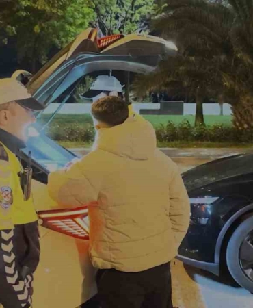Kadıköy’de drift şovu yapan sürücüler yakalandı