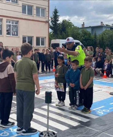 Minik öğrencilere jandarmadan uygulamalı trafik eğitimi
