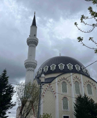 Arnavutköy’de rüzgarın etkisiyle caminin minaresi sallandı, iki bina tahliye edildi