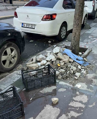 Küçükçekmece’de binanın dış yüzeyinden düşen parçalar güvenlik kamerasında