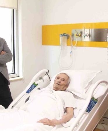 18 yıldır nakil kalbiyle yaşıyor: Üç bypasslı hastaya riskli pil operasyonu