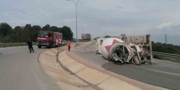 Devrilen beton mikserinin sürücüsü yaralandı