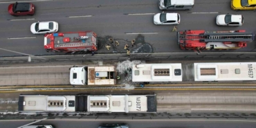 Avcılar’da metrobüste yangın: Dumanlar yükseldi, yolcular tahliye edildi