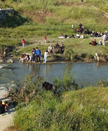 Balıkesir’de vatandaşlar Hıdırellez’i dilek tutarak ve dereye taş atarak coşkuyla kutladı