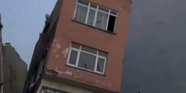 Erdek’te inşaat kazısı sırasında temeli zarar gören 2 katlı bina yıkıldı