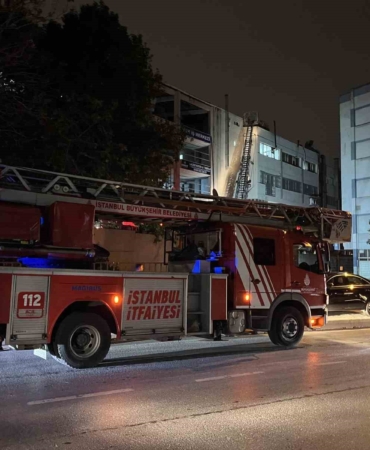 Zeytinburnu’nda 4 katlı iş merkezinin çatısında yangın