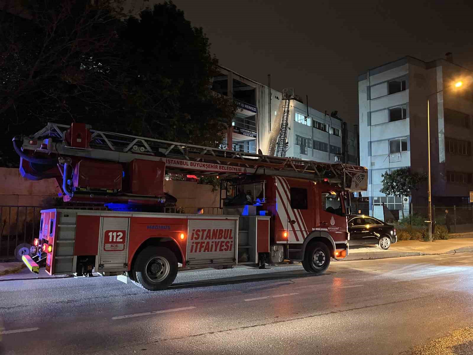 Zeytinburnu’nda 4 katlı iş merkezinin çatısında yangın