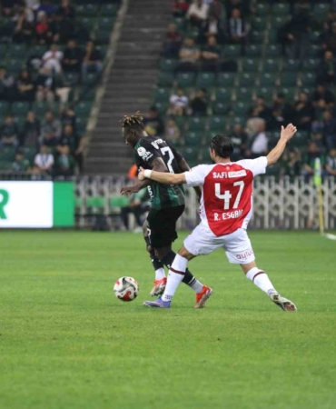 Trendyol Süper Lig: Kocaelispor: 0 - Fatih Karagümrük: 0 (İlk yarı)