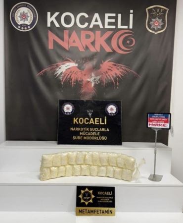 Kocaeli’de vücutlarına sarılı 7 kilo uyuşturucuyla yakalanan 2 kişi tutuklandı