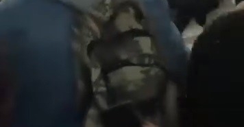 Alkollü yolcu ortalığı birbirine kattı, otobüsün içi savaş alanına döndü