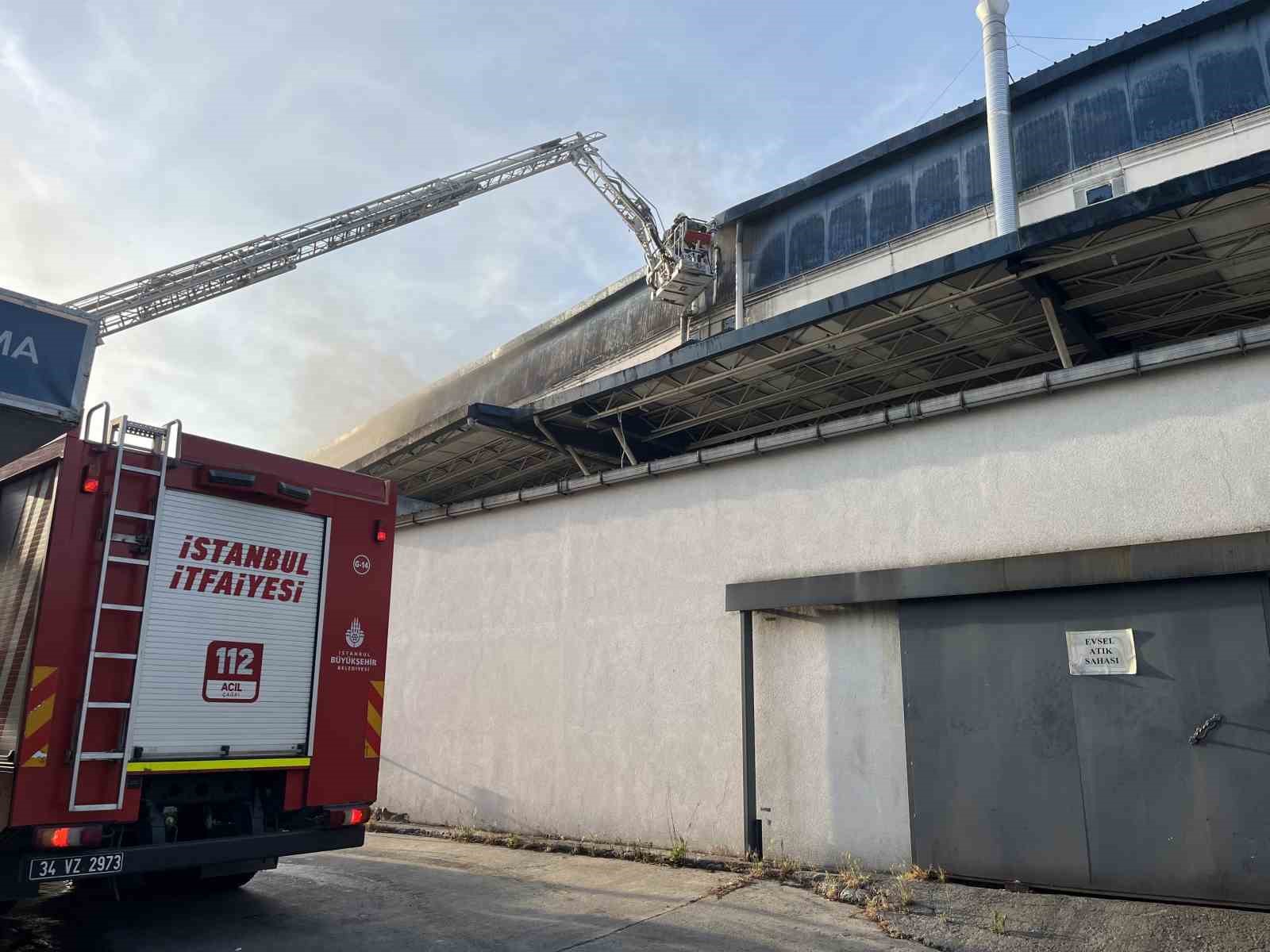 Esenyurt’ta plastik poşet fabrikasında yangın