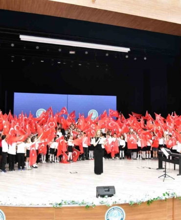 300 çocuktan oluşan korodan muhteşem konser