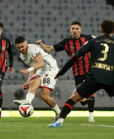Trendyol Süper Lig: Fatih Karagümrük: 1 - Gençlerbirliği: 0 (İlk yarı)