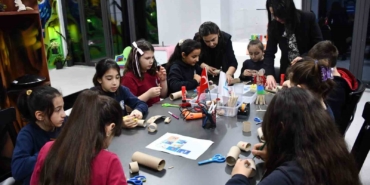 Minikler bilim ve çevre temalı atölyelerde eğlenirken öğrenecek