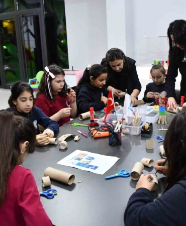 Minikler bilim ve çevre temalı atölyelerde eğlenirken öğrenecek