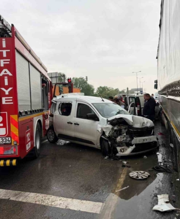 Yangın ihbarına giden itfaiye aracı zincirleme kazaya karıştı: 4 yaralı