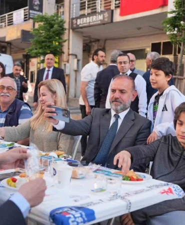 Kardeşlik ve dayanışma sofrası: Sancaktepeliler bayram sabahı Akın Caddesi’nde buluştu
