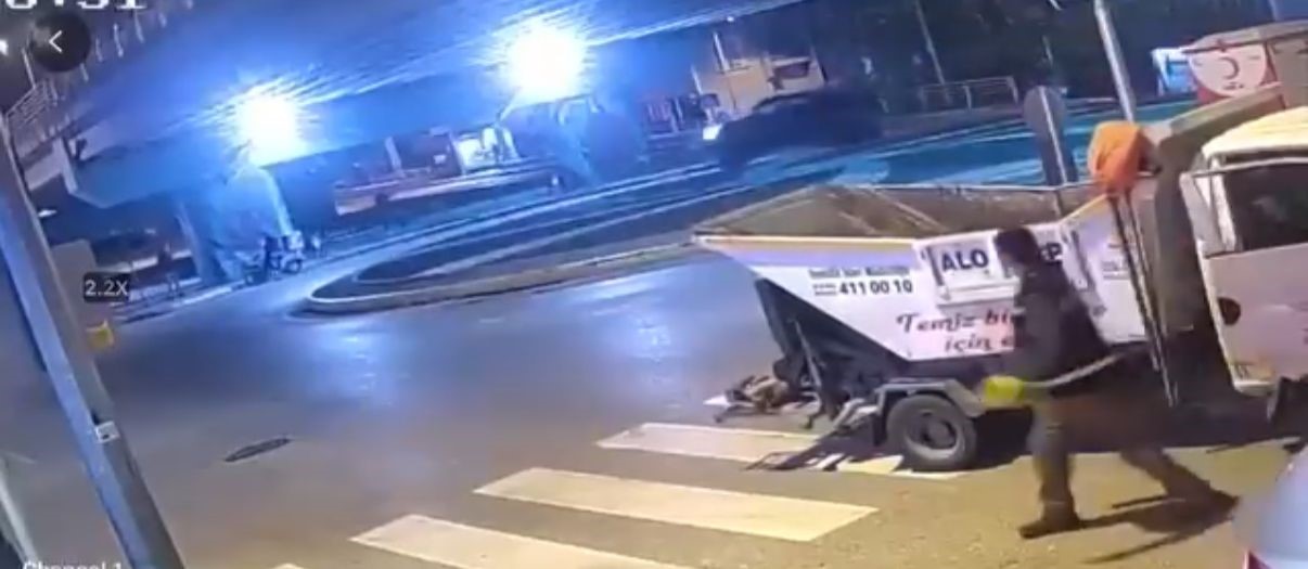 Motosiklet pikaba çarptı: 2 ağır yaralı
