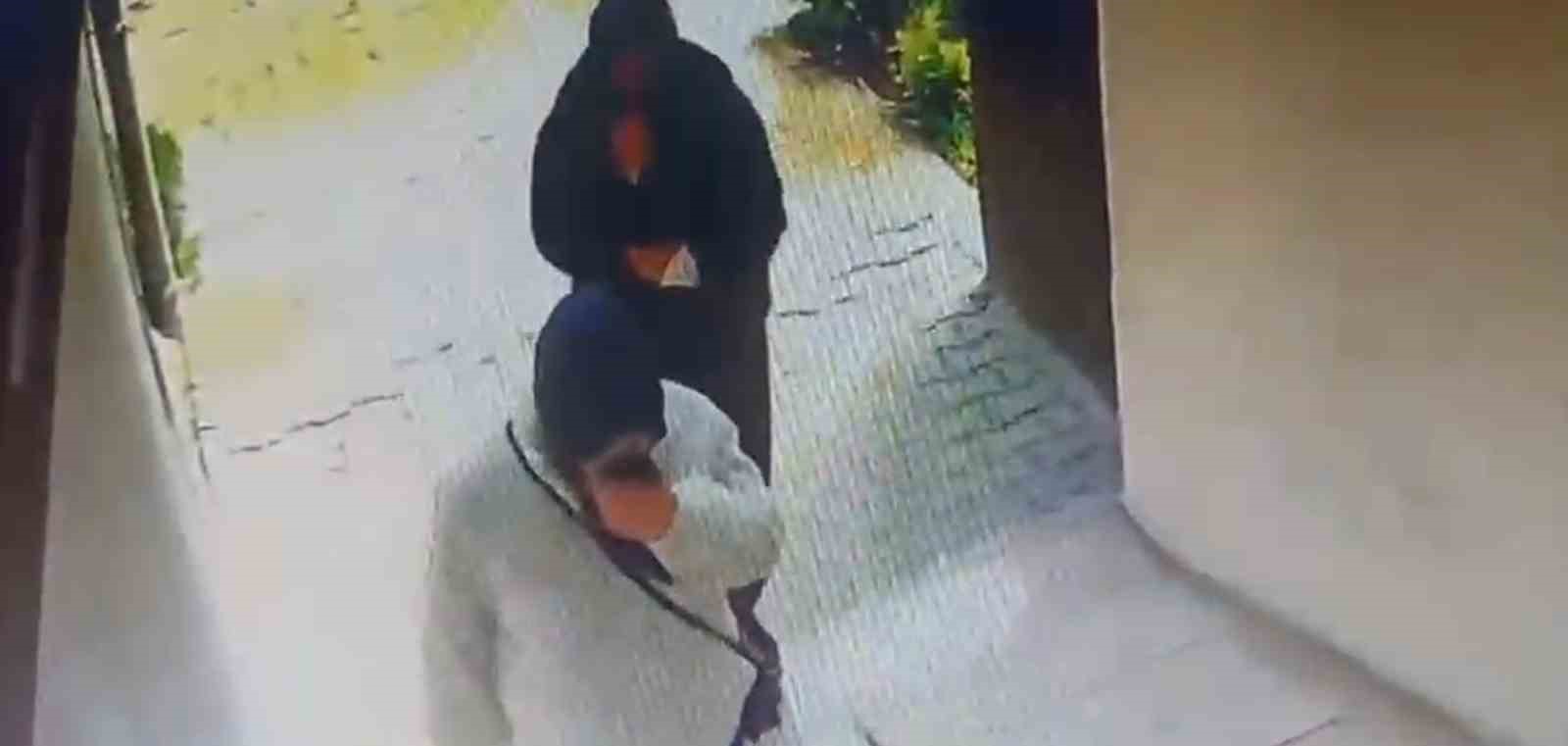 Evlerden hırsızlık yapan iki kadın kıskıvrak yakalandı